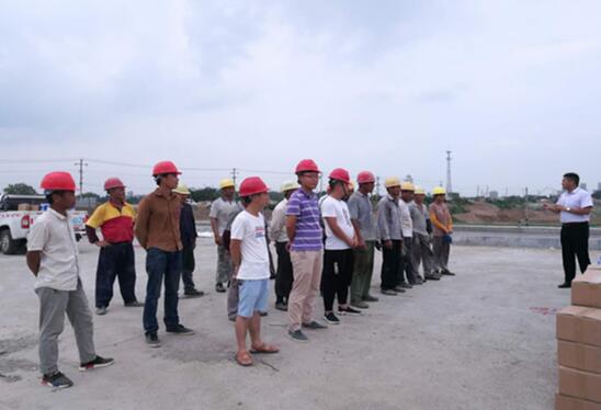 市總工會攜滁州學院一行人前往南譙北路橋項目開展農民工法制宣傳